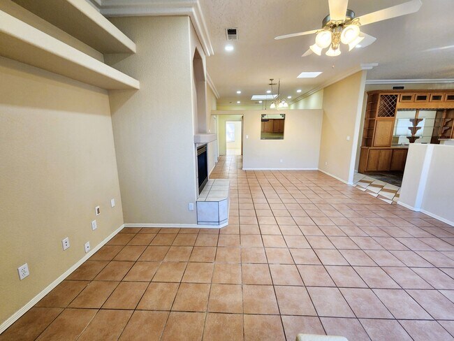 Foto del edificio - 600 Stone Canyon Dr