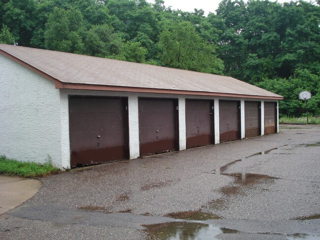 ¡Garaje incluido en el alquiler! - 8915 Hamline Ave N