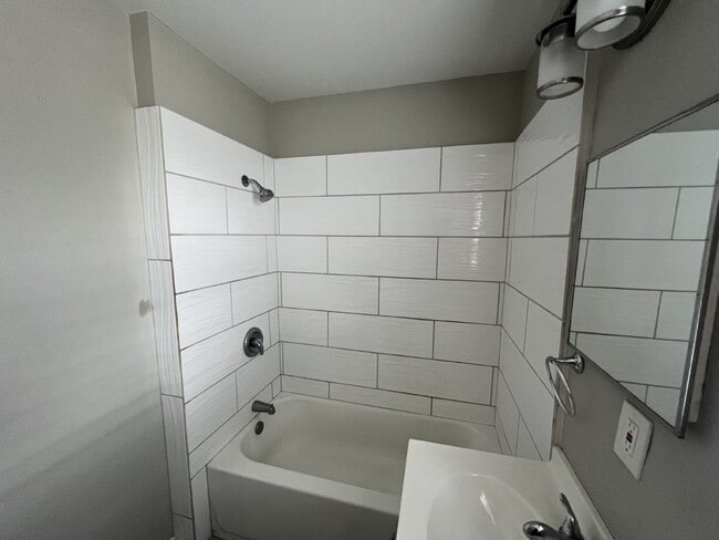 Foto del edificio - One Bed/One Bath Close to Woodlawn Lake Park