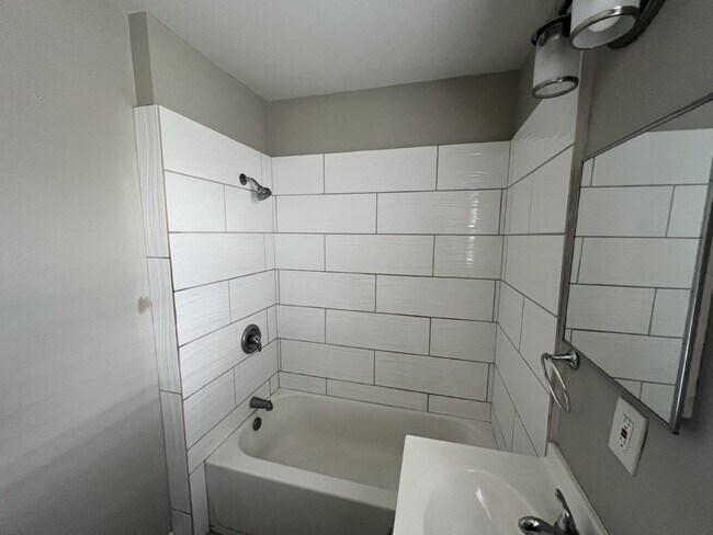 Building Photo - One Bed/One Bath Close to Woodlawn Lake Park
