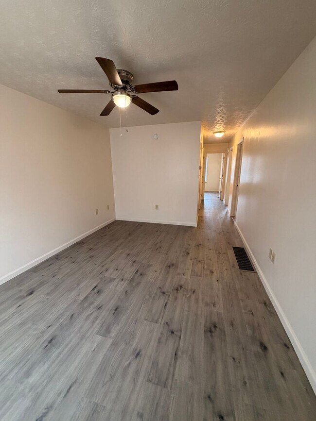 Foto del edificio - Spacious 2 Bed 1 Bath Duplex