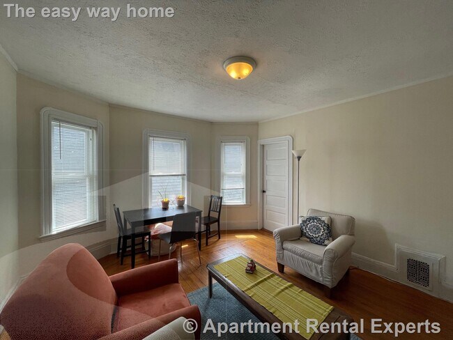 Building Photo - Top Floor 3BR * Steps from Davis Sq * Porch