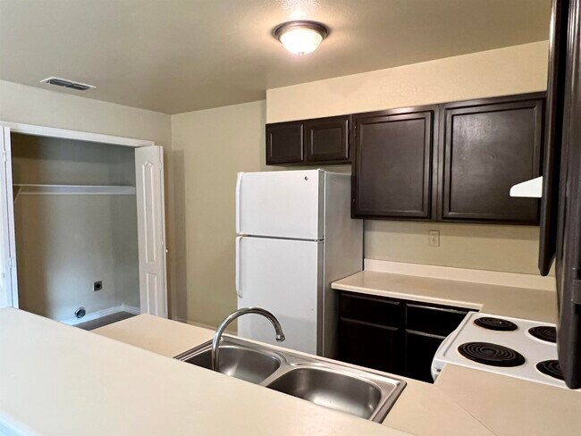 Building Photo - 412 Hilltop Rd