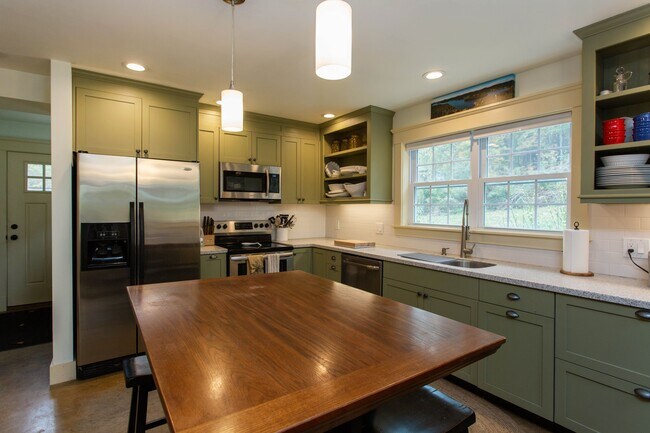 Foto del edificio - 1439 White Hill Rd
