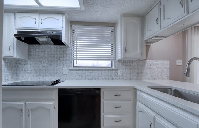 Building Photo - 711 Harbour Town Dr