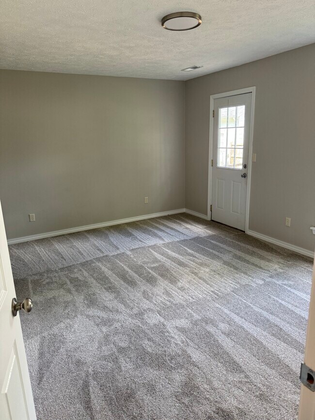 Dormitorio de la planta principal - 219 E Mill St