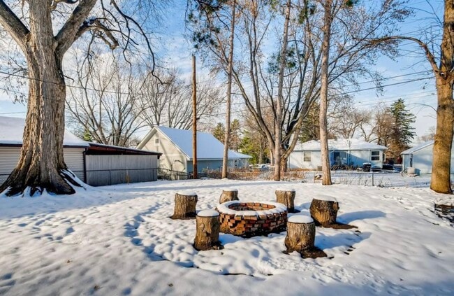 Building Photo - 1713 Laurie Rd E