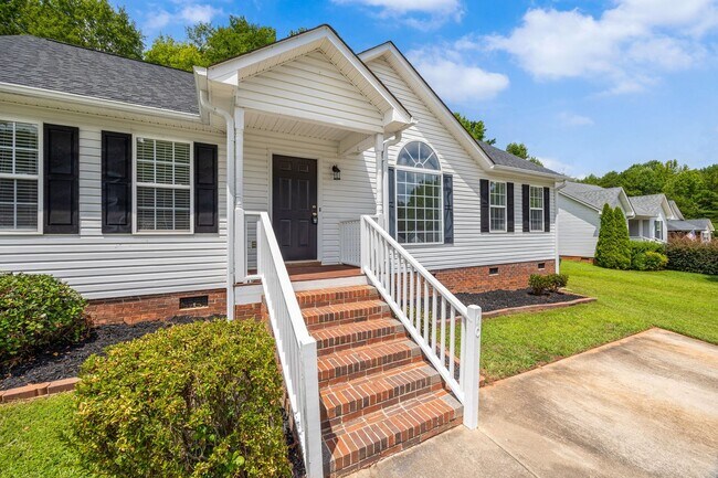 Foto del edificio - Freshly painted 3-bedroom 2-bath home in A...