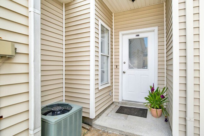 Foto del edificio - Spacious 2 Bed/2.5 Bath Townhome in POOL CONDO COMPLEX!