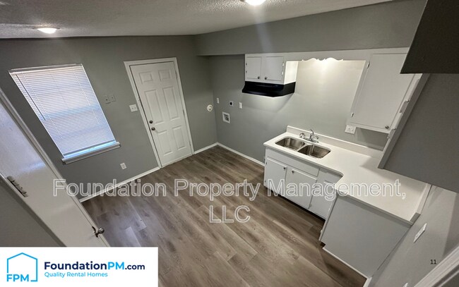 Building Photo - 688 Westview Rd