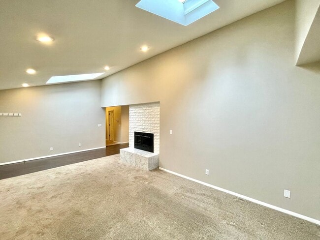 Building Photo - Spacious 4-Bedroom Home on Corner Lot in E...