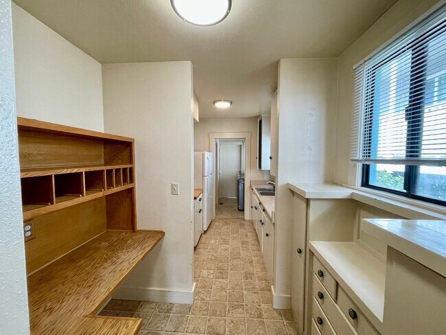 Building Photo - Fantastic 2 Bedroom 1 Bath Home in Pacific...