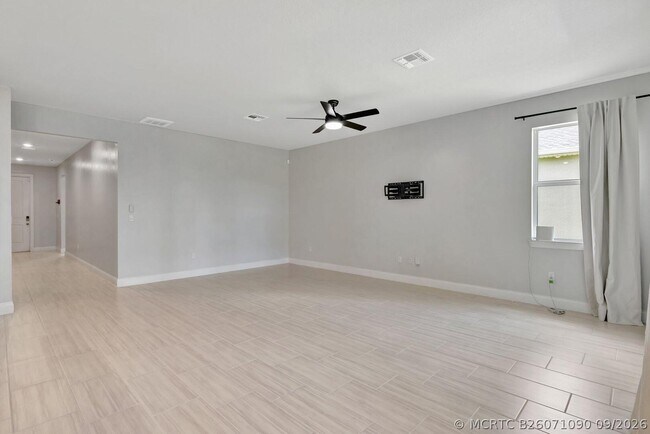 Foto del edificio - 8606 Dahlia Cir