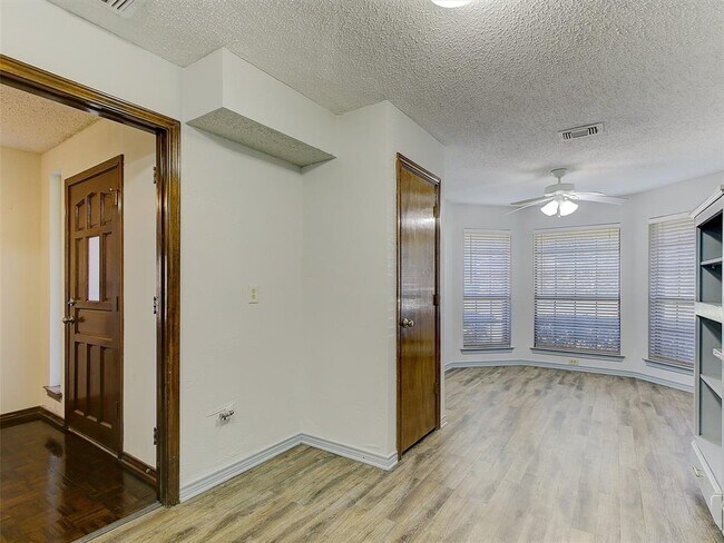 Building Photo - 2208 Greenpark Dr