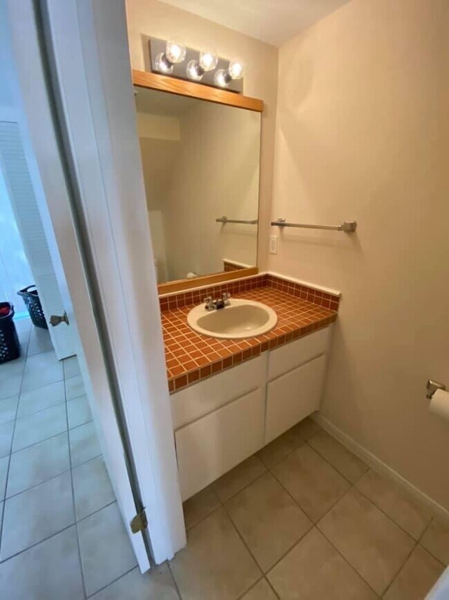 En la planta baja, 1/2 baño - 1902 Dartmouth St