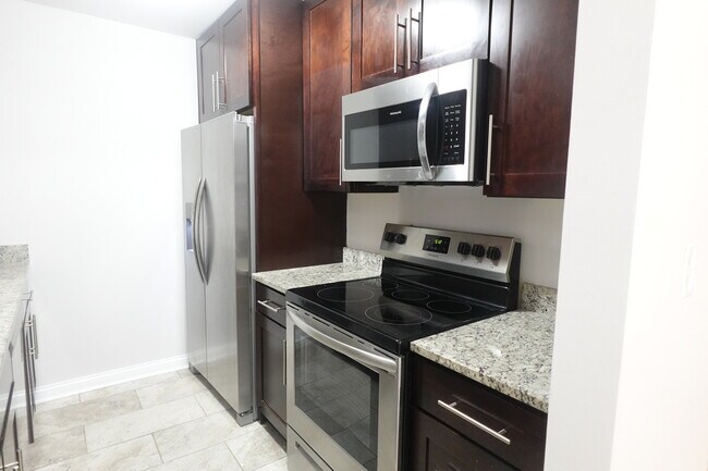 Foto del edificio - 566 Somerset Ln