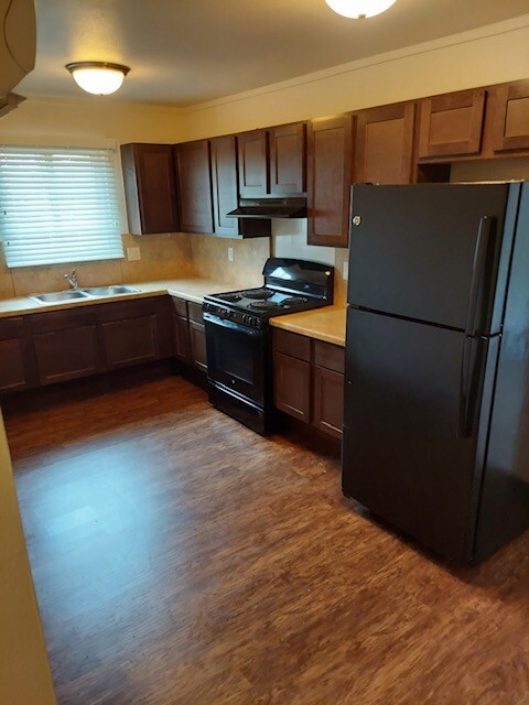 2 bedroom Kitchen - Lakeside Gardens Apartments