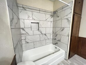 Building Photo - 1215 Lakecrest Dr
