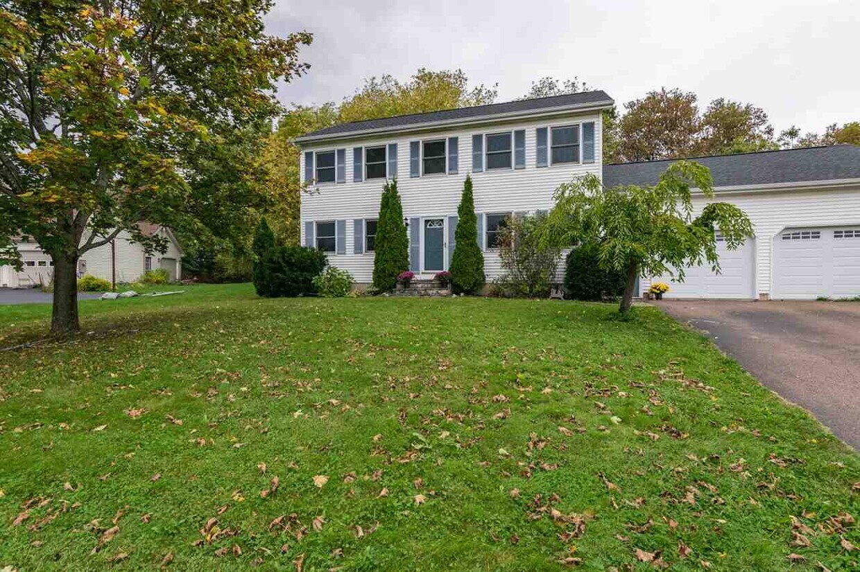Primary Photo - 9 Hawthorn Cir