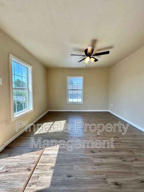 Foto del edificio - 715 E Harris Ave