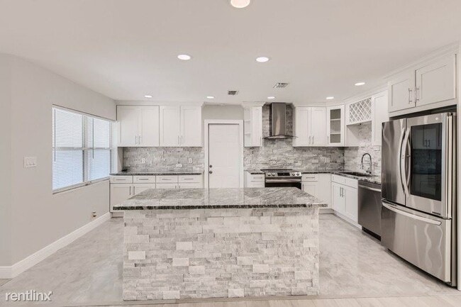 Building Photo - 3 br, 2 bath House - 15 S Mercury Avenue UNIT