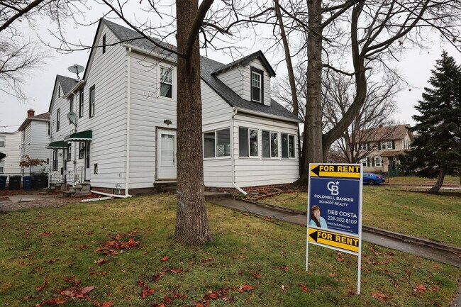 Building Photo - 14600 Bayes Ave