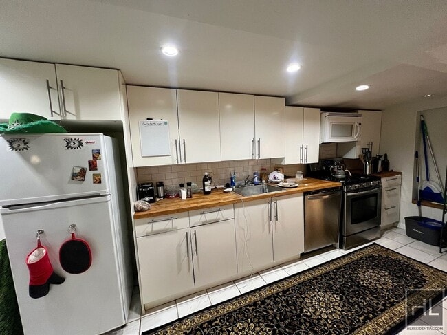 Building Photo - 1BR 1BA Townhouse All Utilities Included On Tree Lined Bushwick/Ridgewood Border