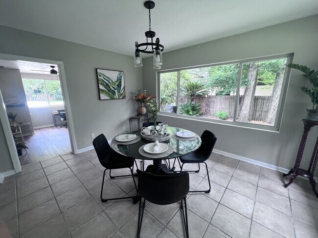 Foto del edificio - 3857 W University Ave