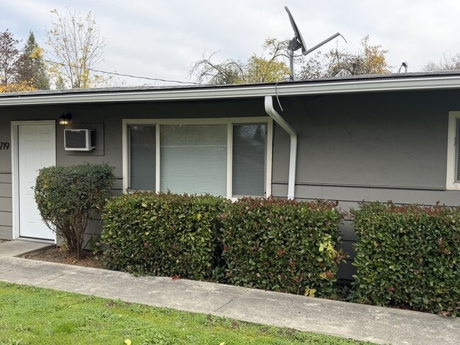 Building Photo - 719 SW Bridge St