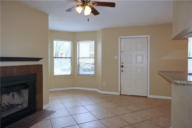 Building Photo - Available August!! One Bed, One Bath Downs...