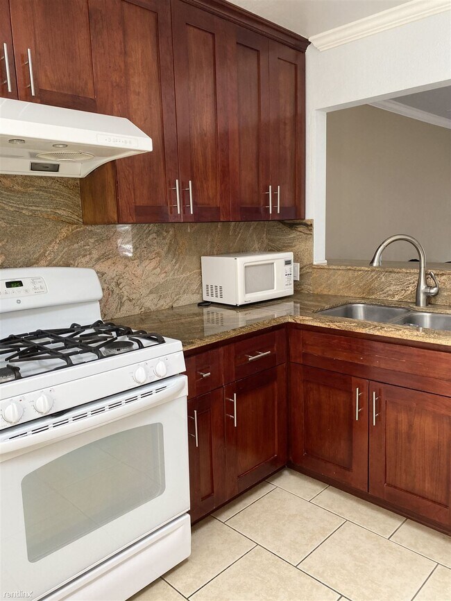 Building Photo - 2 br, 1 bath Duplex - 218 Bay Street 218