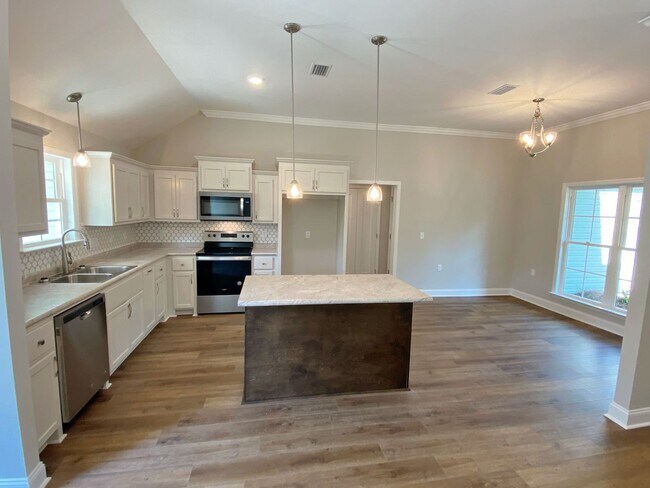 Foto del edificio - Modern 4-Bedroom Home with Fenced Yard Nea...