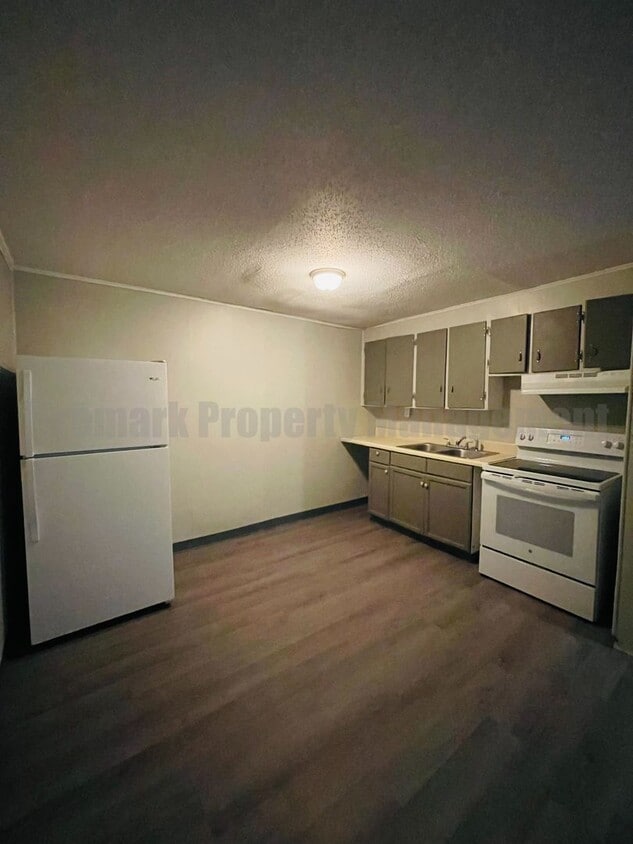 Primary Photo - Move In Special: Half Off First Full Month...