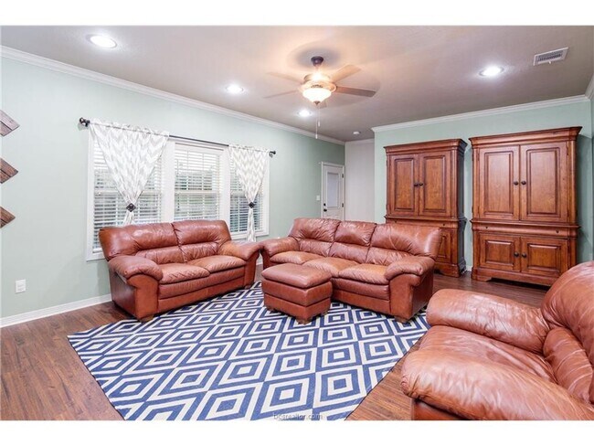 Foto del edificio - August 2025 Move In! Beautiful 3 Bed, 3.5 ...