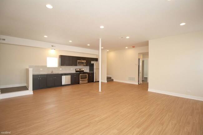 Building Photo - 4461 W Lawrence Ave