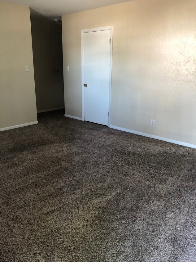 Foto principal - 1528-1530 Seminole Ave NW Cedar Rapids, IA...