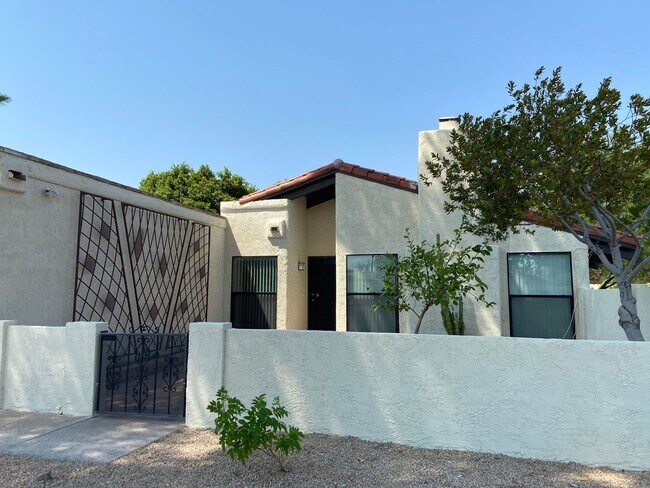 Foto del edificio - Great find in a central location