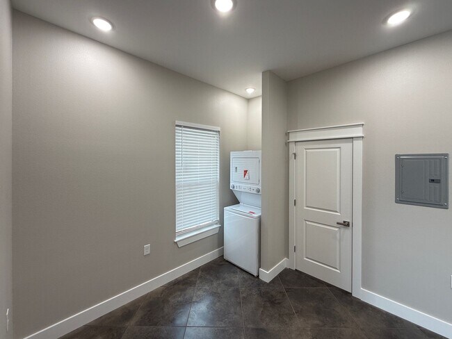 Foto del edificio - New Construction - Studio 16 Luxury Studio Apartments