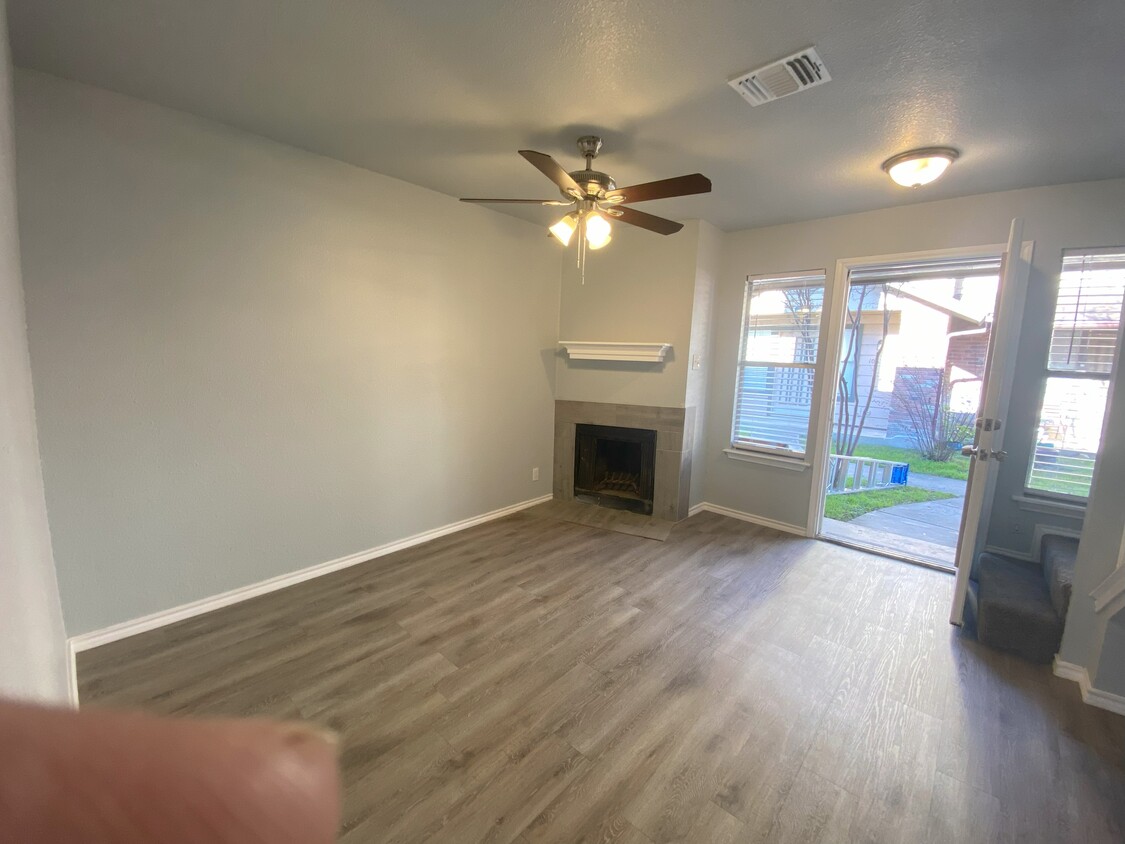 Entrance and fireplace - 10621 Starcrest Dr