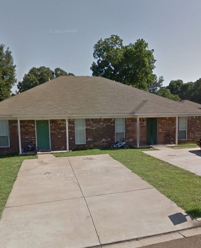 Building Photo - 100 Nikki Dr