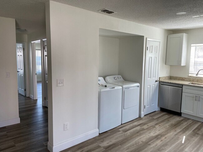 Building Photo - Remodeled 2bedroom 2bath condo located in ...