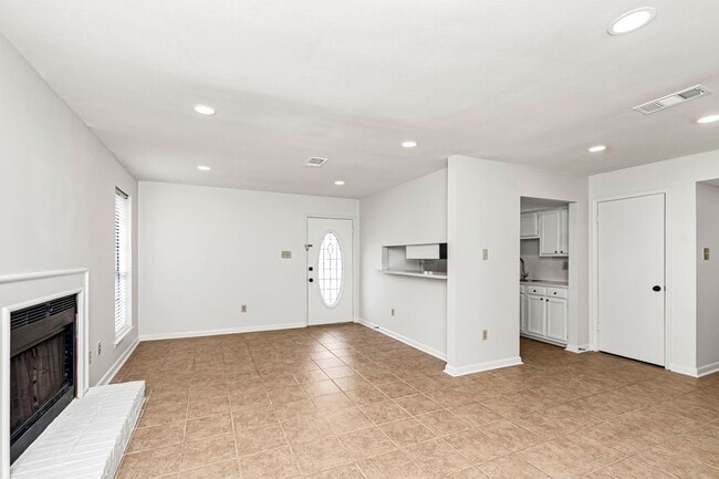 Building Photo - 3 Bedroom in the Hospital District