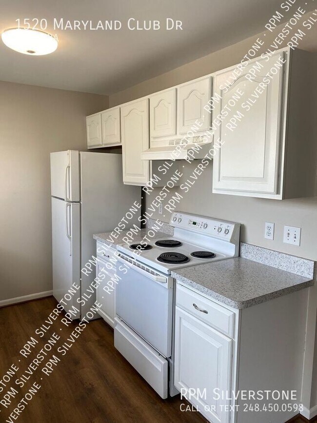 Building Photo - Downtown Royal Oak Townhouse With Pool