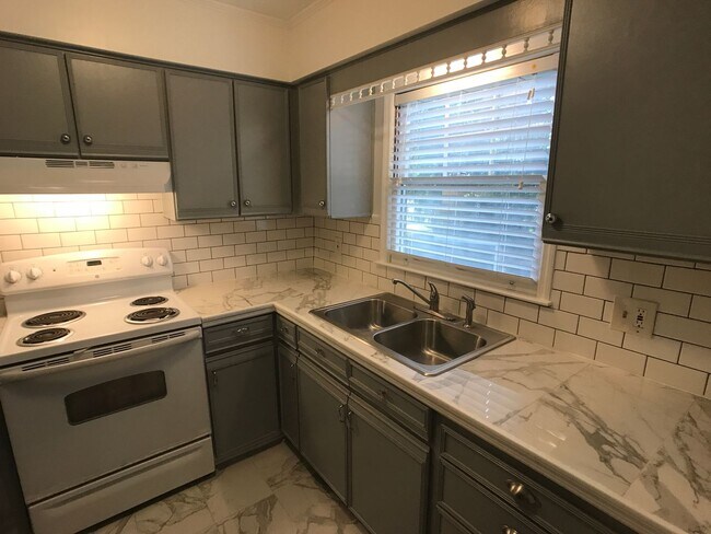 Building Photo - Three Bedroom Townhome on Savannah Southside