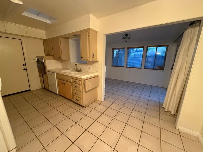 Building Photo - Clean 2 Bedroom / 1 Bathroom Condo Availab...