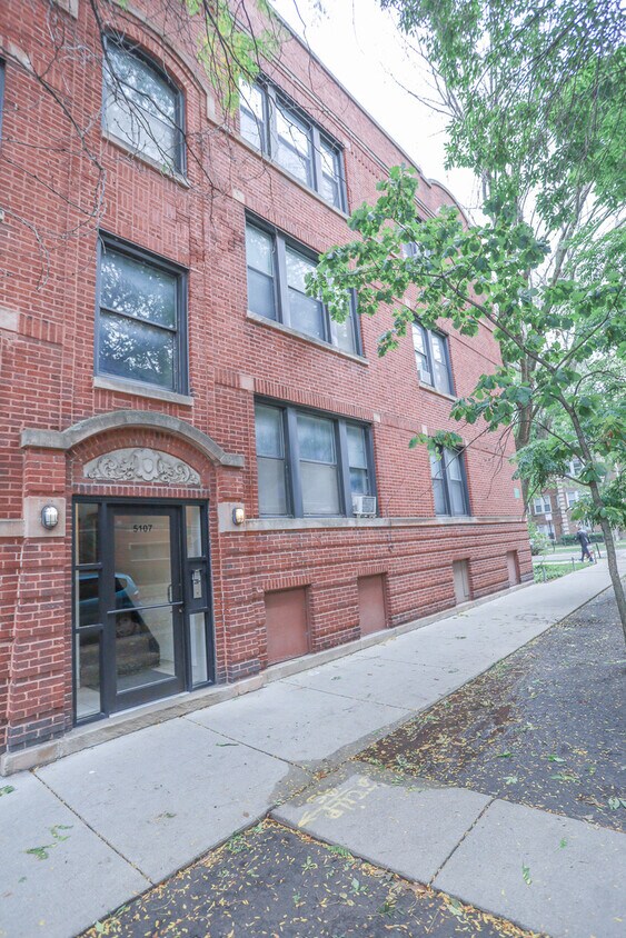 Primary Photo - 1358 W Carmen Ave