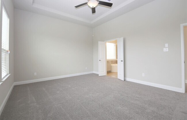 Building Photo - 8218 Oxbow Manor