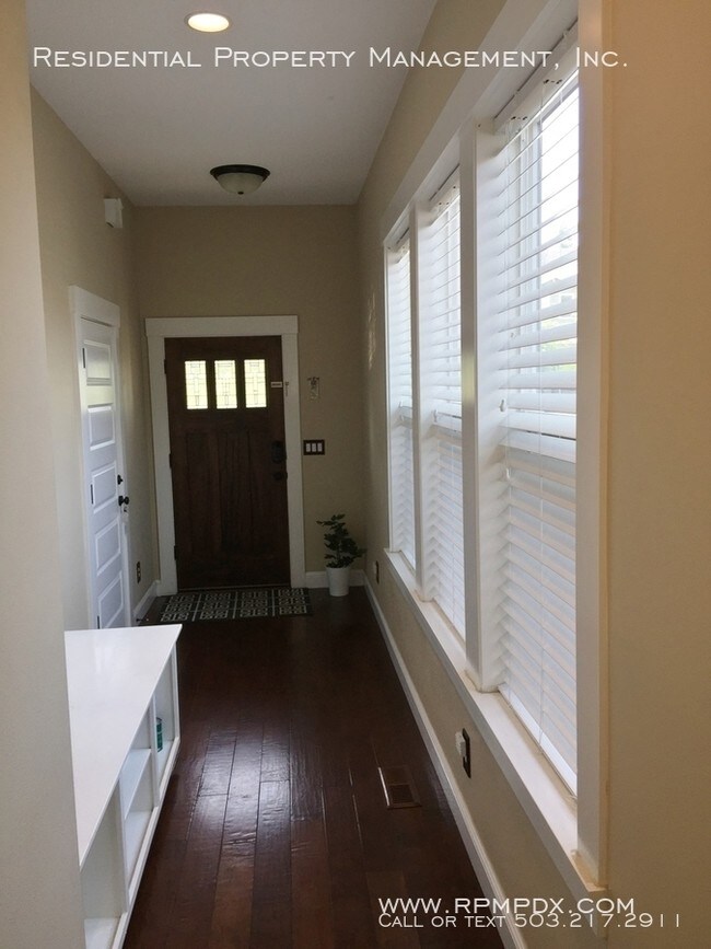Foto del edificio - NE Woodlawn Neighborhood 2 Story Home!