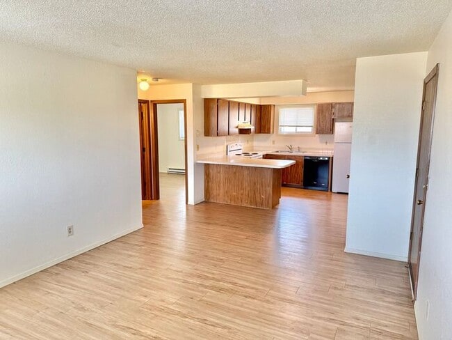 Building Photo - Cozy 2 Bed/1 Bath Apartment in North Lovel...