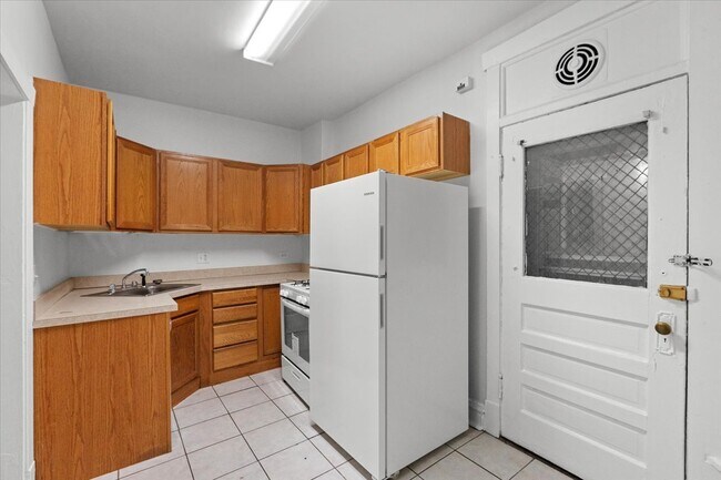 Foto del edificio - 2453 N Clark St